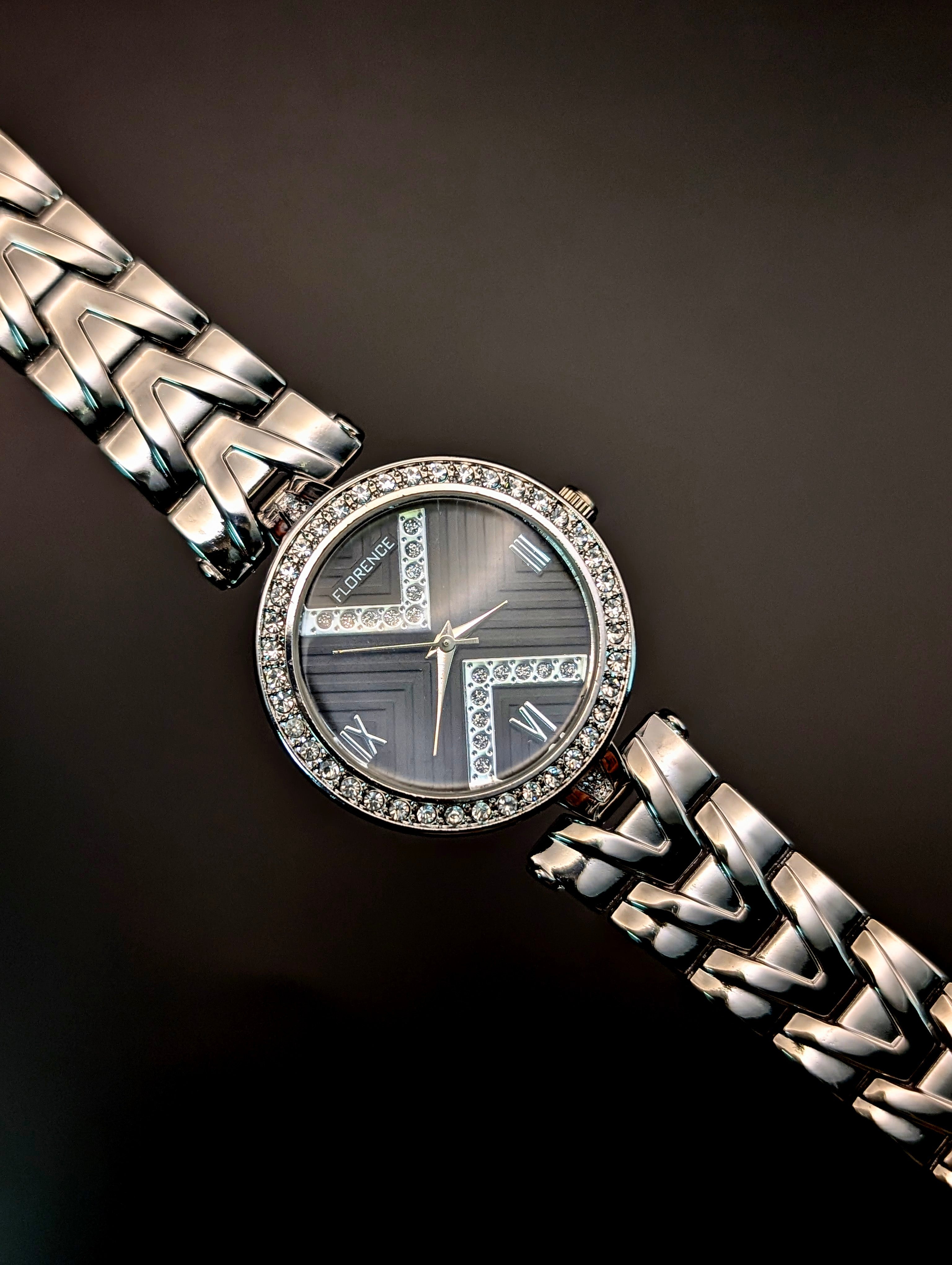 Elegant Silver Crystal Watch - Classic Round Dial For Women