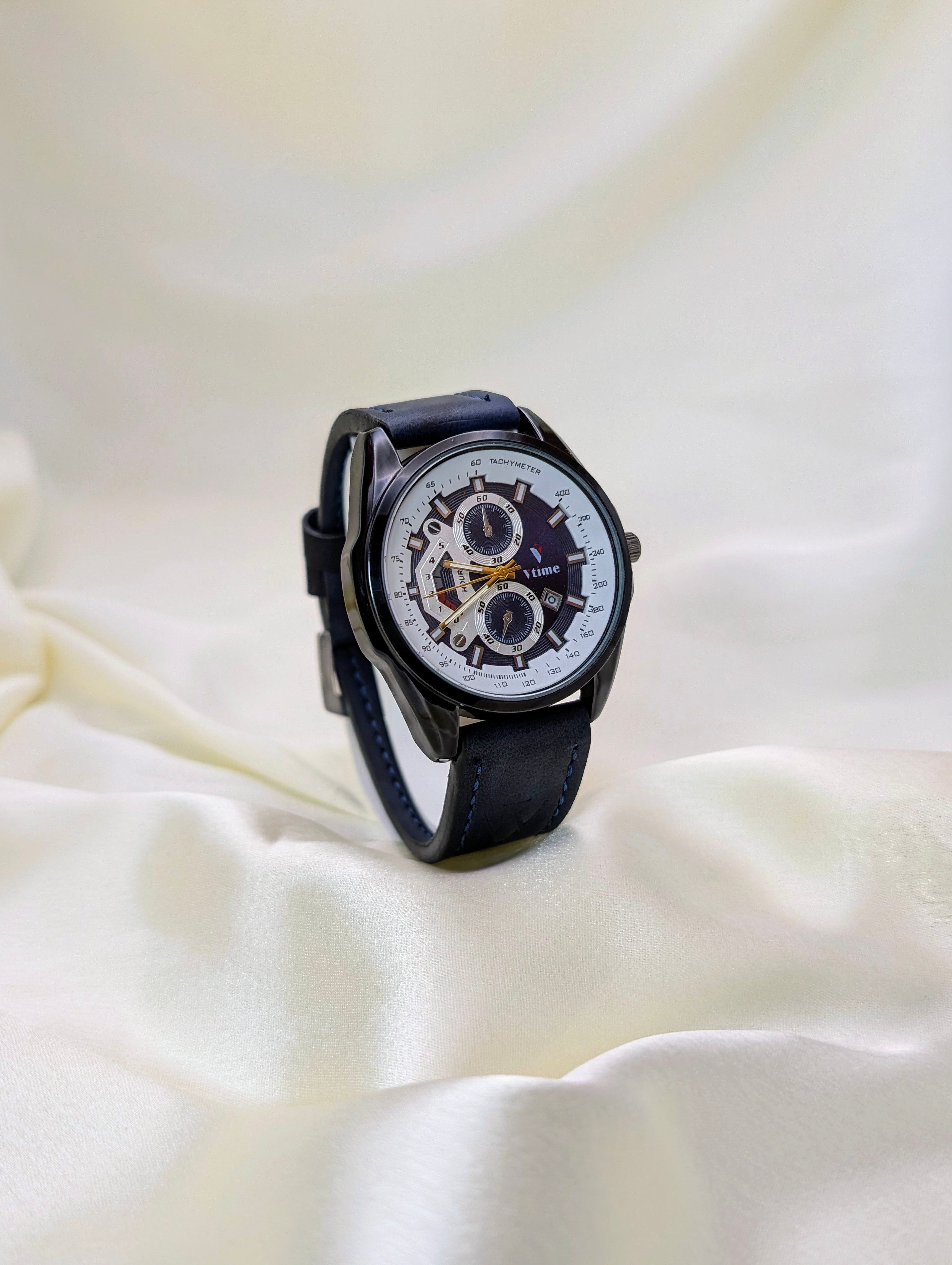 Dynamic Blue Chronograph with date display: Contrasting Details for men
