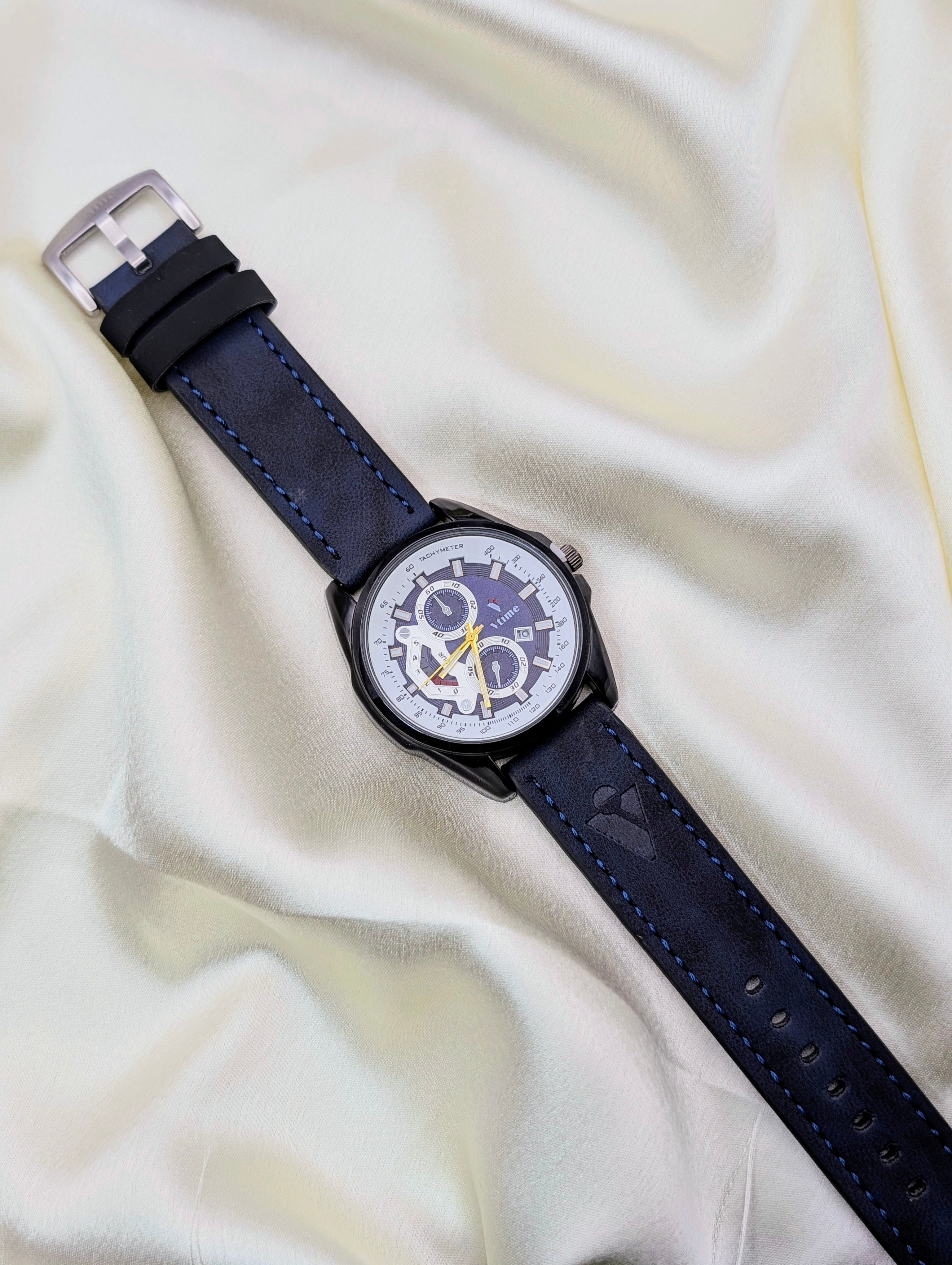 Dynamic Blue Chronograph with date display: Contrasting Details for men